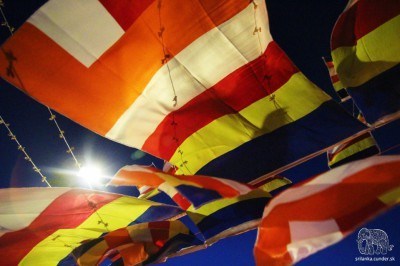 Pruhy vlajky označujú farby Budhovej aury