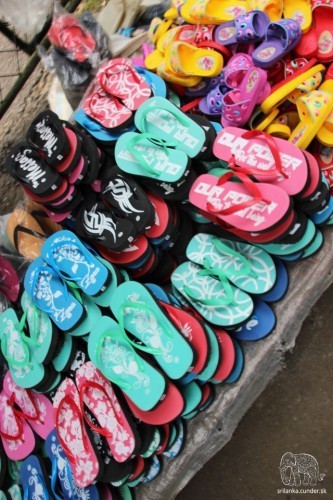 Flip-flopy - národná obuv. Praktická hlavne pri častej návšteve chrámov, kde sa treba vyzuť
