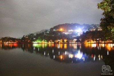 Jazero Kandy (Kiri Muhuda - mliečne jazero) v noci
