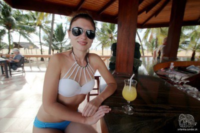 Bar pri hotelovom bazéne a drink s názvom Negombo beach