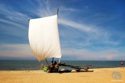 Pláž Negombo, loď oruwa
